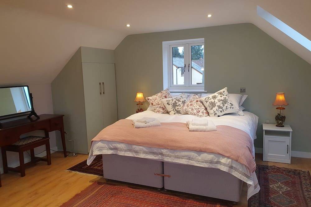 Lovely dog friendly cottage 4 miles from Ludlow with feature oak glass gable. in Herefordshire