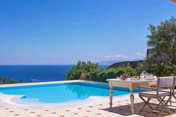 Villa for 6 people, with hot tub and garden in Elounda