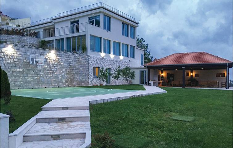 Location de vacances pour 20 personnes, avec sauna ainsi que jardin et terrasse au Monténégro - 2