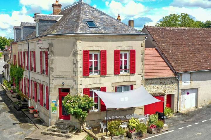 Location de vacances pour 14 personnes, avec terrasse à La Celle-Dunoise