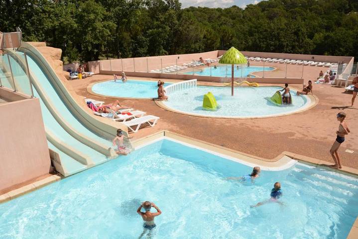 Camping pour 5 personnes, avec Jacuzzi et Terrasse ainsi que Bassin pour enfant et Piscine