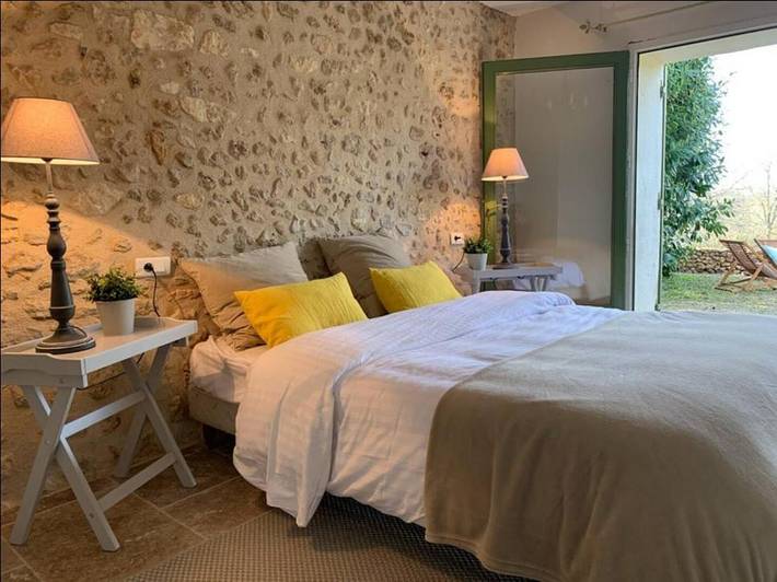 Location de vacances pour 3 personnes, avec piscine ainsi que vue et terrasse à Bourrou - 4