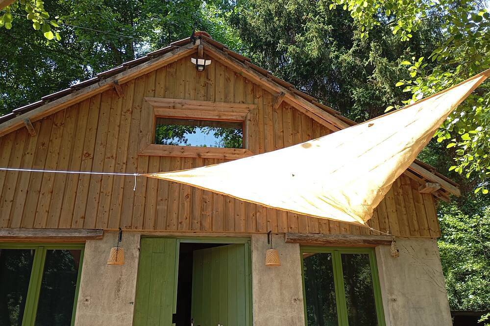 Pond-side cabin in Mauregny-en-Haye, Aisne