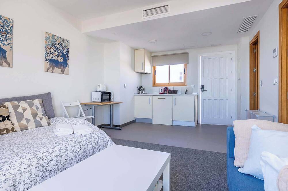 One of 3 identical  for 4 can be let together to sleep 12  opposite the Parador de Carmona - Casa Xanadu in Carmona, Sevilla Provinz