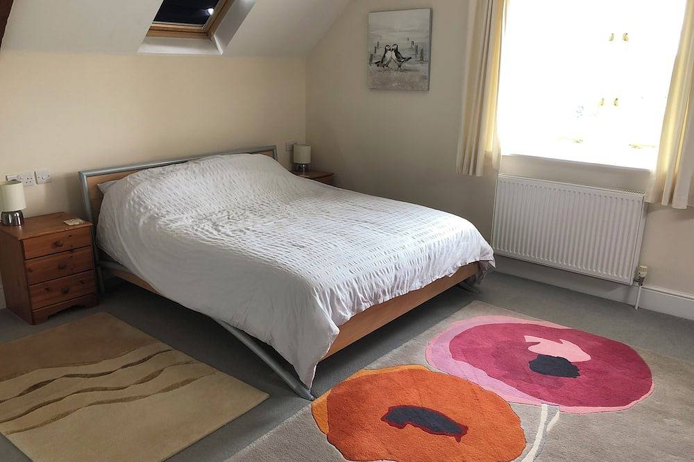 Beautiful converted 17th century stone stable in the heart of the Isle of Wight in Calbourne, Isle of Wight