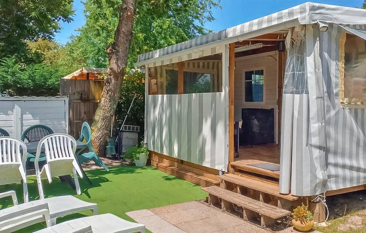 Camping pour 6 personnes, avec jardin ainsi que piscine et terrasse, animaux acceptés