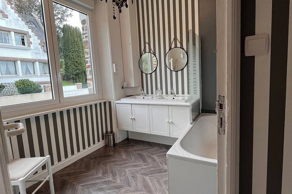 Magnifique maison bord de mer 12 pers /jacuzzi in Les Rosaires, Plérin