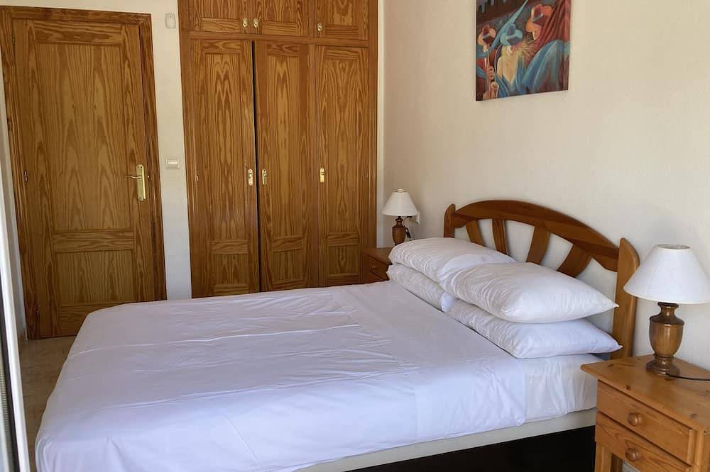 Beachside House with Private pool, Barbeque, golf courses, markets  & amenities in Dehesa de Campoamor, Orihuela