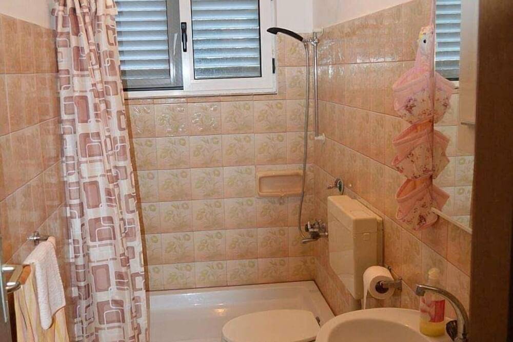 Ganze Wohnung, 2-Zimmer-Ferienwohnung mit Terrasse Kukljica, Ugljan in Kali, Insel Ugljan