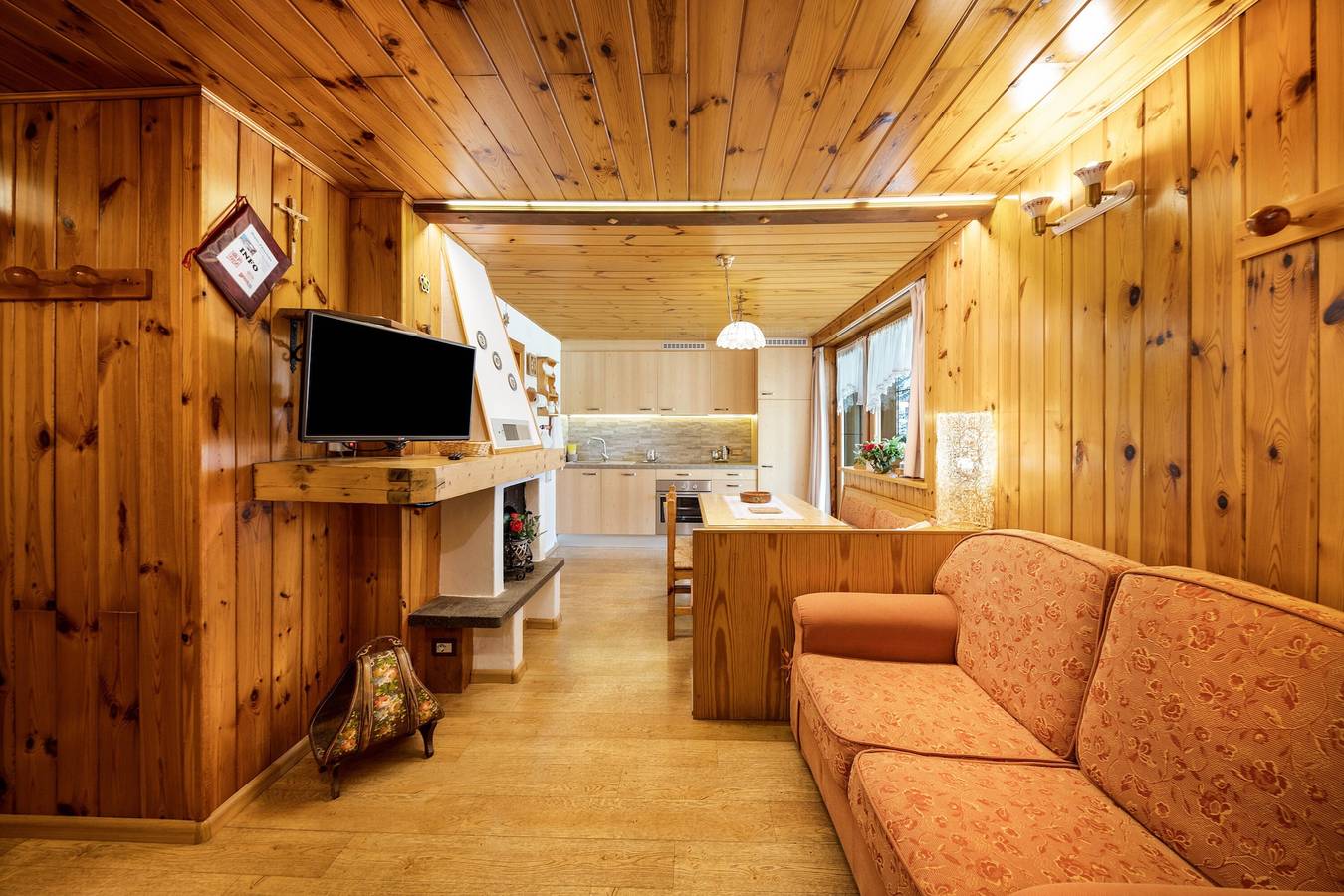 Entire apartment, Charming Apartment “Majon d’Aisciuda Marmolada” with Mountain View in San Giovanni di Fassa, Dolomiti Superski