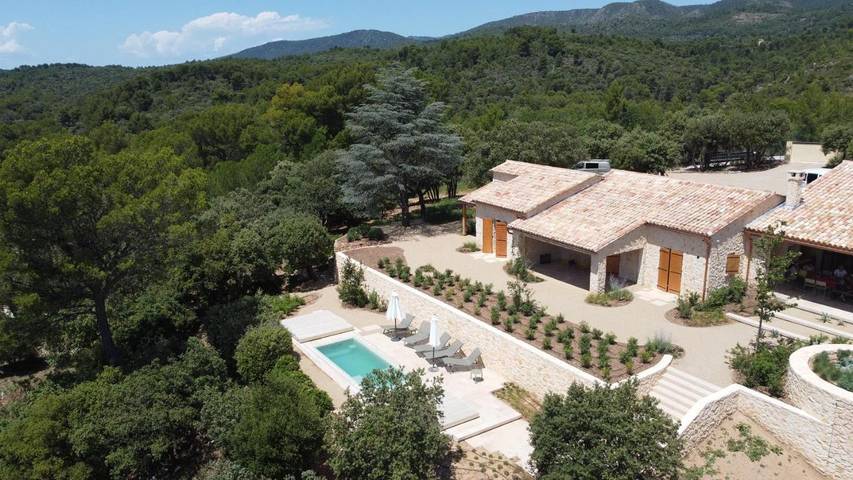 Location de vacances pour 13 personnes, avec piscine ainsi que vue et jardin à Villecroze - 4