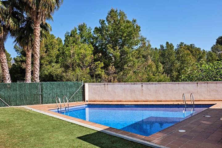 Appartement de vacances pour 5 personnes, avec piscine et jardin ainsi que balcon et vue