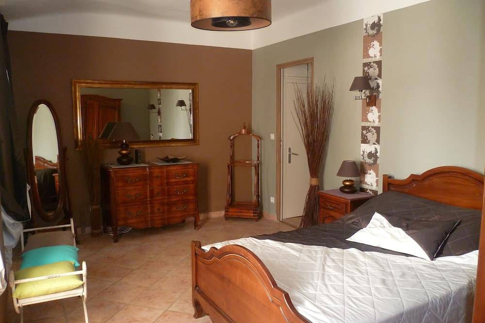 Apartamento entero, Alojamiento 3épis casa de campo de 1850, con piscina de borde infinito con nadar contra la corriente in Eyguières, Region de Arles