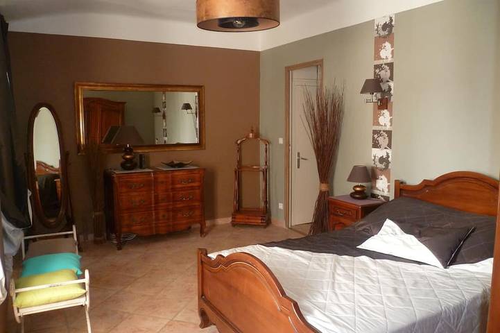 Gîte pour 5 personnes, avec piscine et jacuzzi ainsi que jardin et terrasse à Eyguières - 2