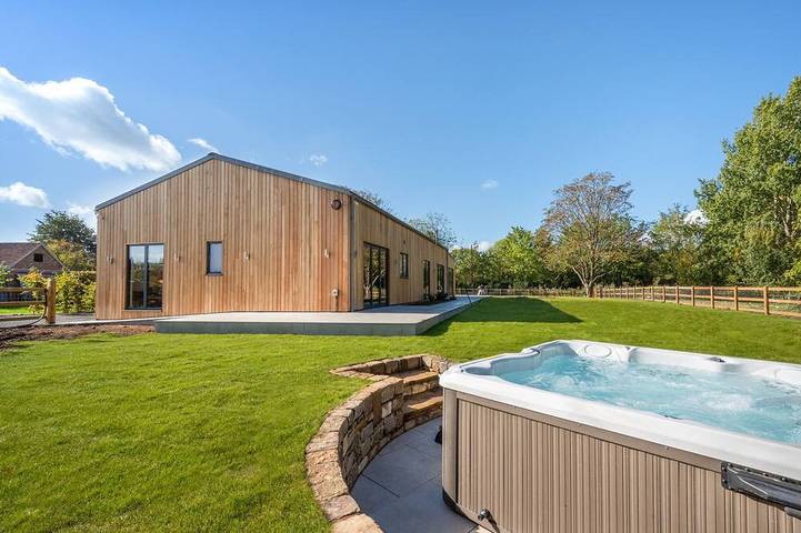 Holiday home for 8 people, with terrace and garden as well as hot tub in Norfolk