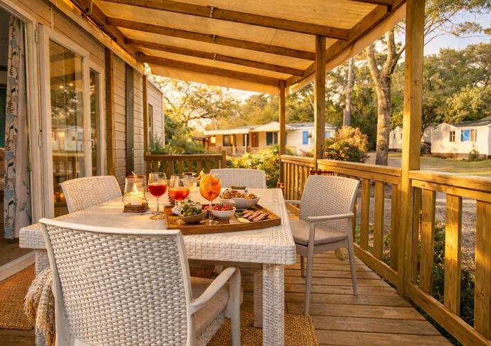 Camping pour 5 personnes, avec Jacuzzi et Terrasse ainsi que Jardin et Piscine