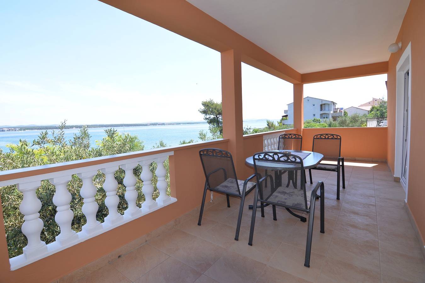 Ganze Wohnung, 2-Zimmer-Ferienwohnung am Strand Tkon, Pasman A-16589-a in Tkon, Pasman