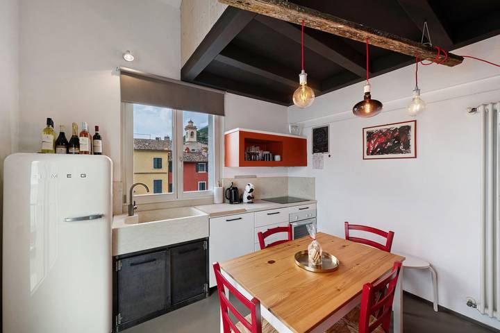 Appartamento intero, Appartamento 'Angolo Sul Porto' con vista lago, Wi-Fi e aria condizionata in Brenzone, Prealpi Gardesane