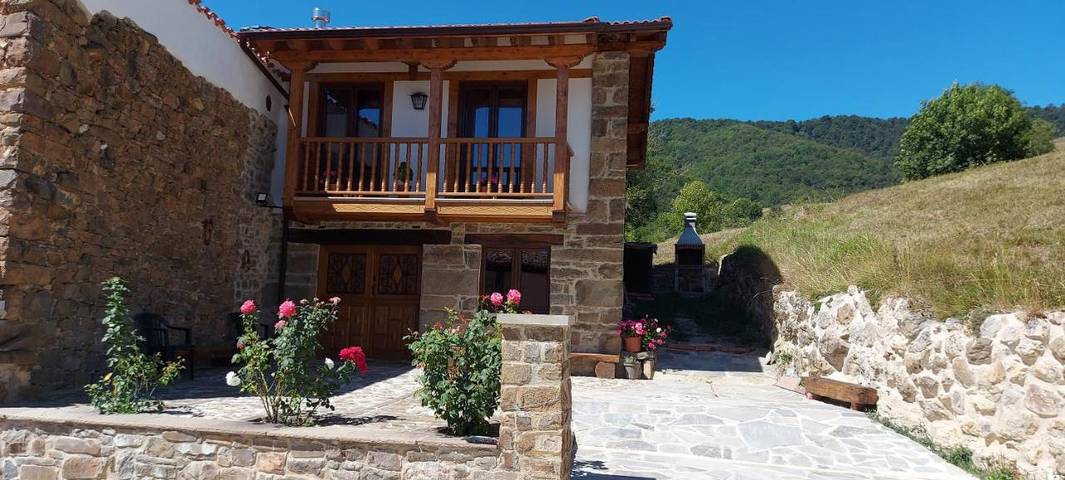 Casa rural para 10 personas, con jardín además de balcón y vistas en Parque Nacional de Los Picos de Europa - 2
