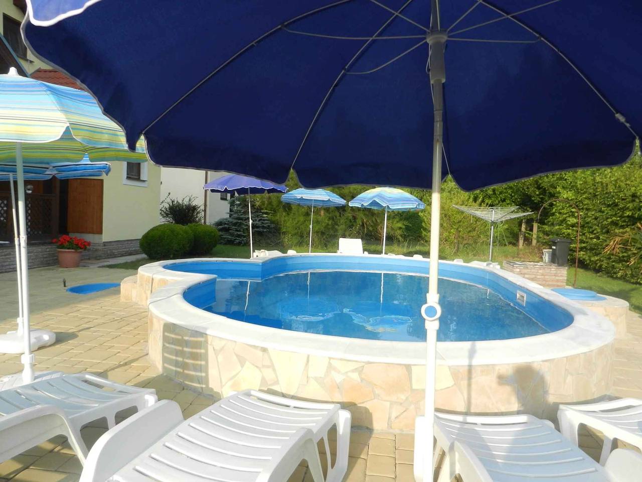 Ferienhaus in ruhiger Lage in Strandnähe mit Pool und Grill in Balatonmariafürdö, Plattensee Südufer