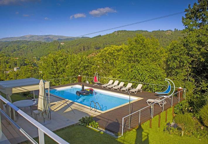 Casa de férias para 8 pessoas, com vista para o lago e terraço e ainda piscina and jardim em Vieira do Minho