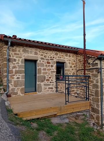 Gîte pour 4 personnes, avec terrasse ainsi que jacuzzi et jardin dans la Loire