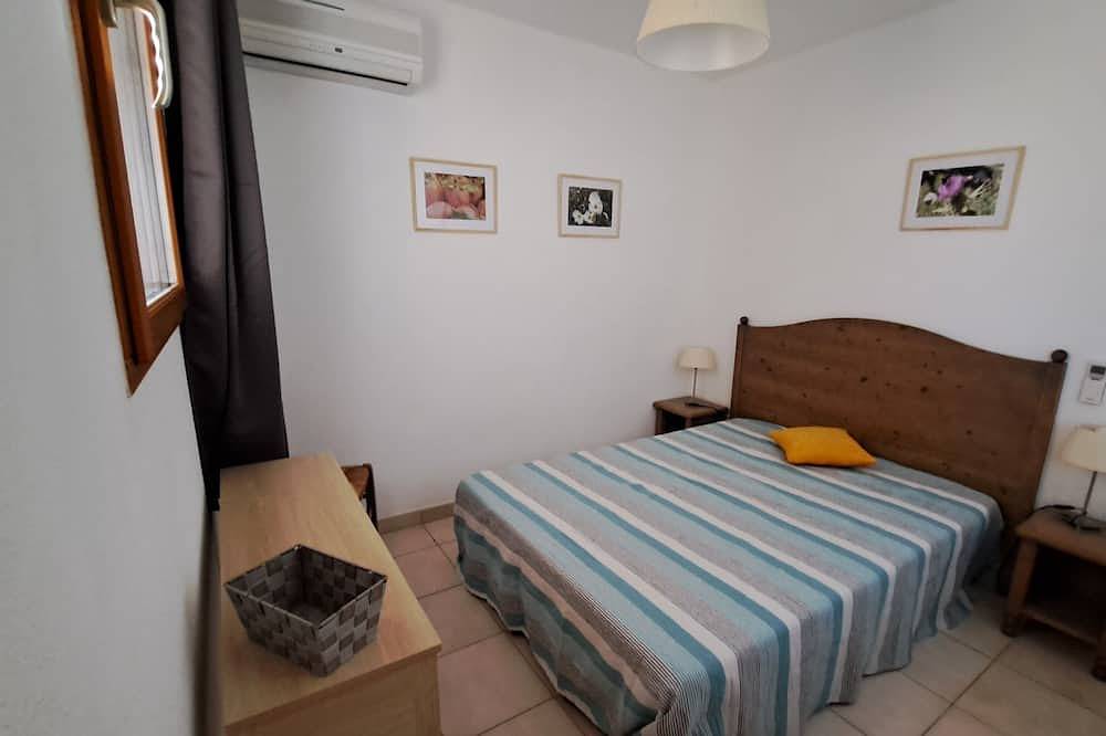 Appartement entier, Rez-de-jardin, climatisé, plage à 200m et piscine. in Losari, Belgodère