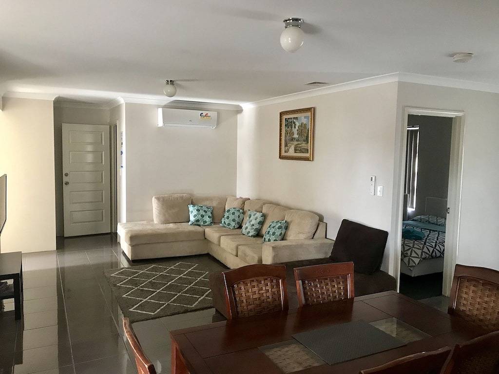 Holiday Home for 10 People in Cannington, Perth