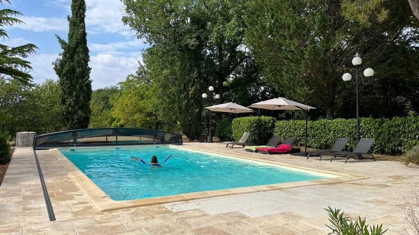 Chambre d’hôte pour 2 personnes, avec piscine ainsi que jardin et vue