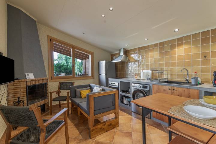 Apartment 'Amb Piscina Alta' with Private Pool, Wi-Fi, and Air Conditioning in Sant Martí Sarroca, Barcelona indland