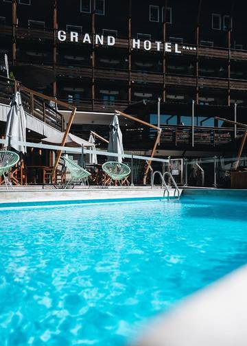 Hôtel pour 2 personnes, avec terrasse et piscine, animaux acceptés dans Office De Tourisme De Serre Chevalier Bureau De Saint Chaffrey