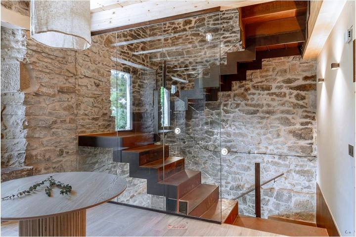 Vous découvrirez une propriété rurale moderne avec piscine et vue in Alpens, Comarques centrales