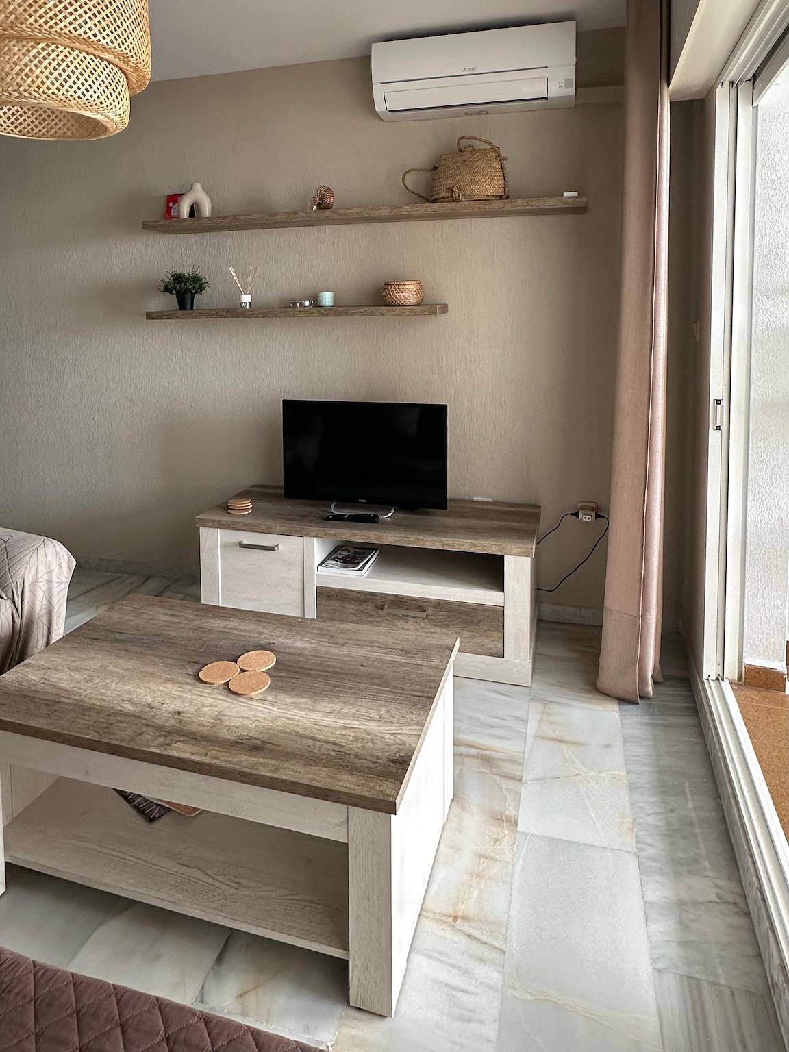 Apartamento entero, Apartamento 'Sevillanos' con vistas al mar, Wi-Fi y aire acondicionado in Almuñecar, Costa Tropical