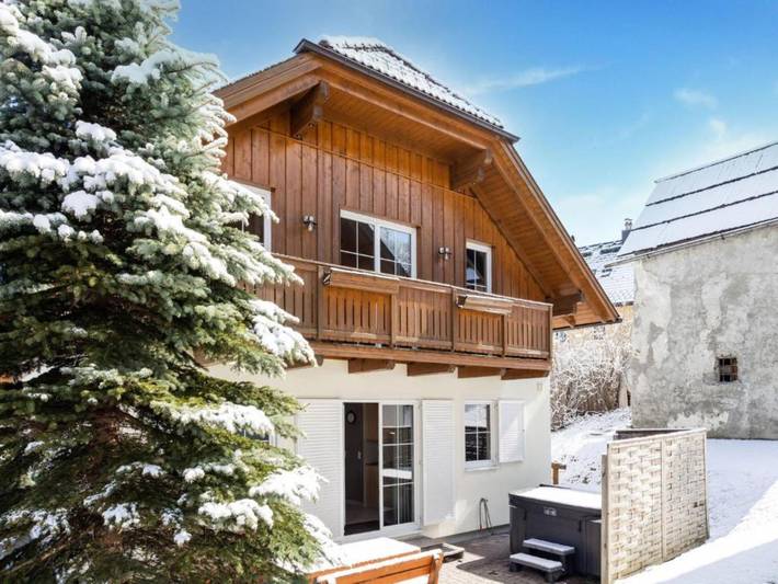 Ferienhaus für 8 Personen, mit Balkon und Whirlpool sowie Terrasse und Garten im Lungau