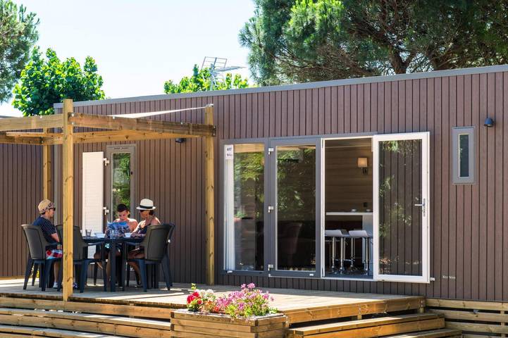 Camping pour 4 personnes, avec piscine ainsi que bassin pour enfant et terrasse à Vendres