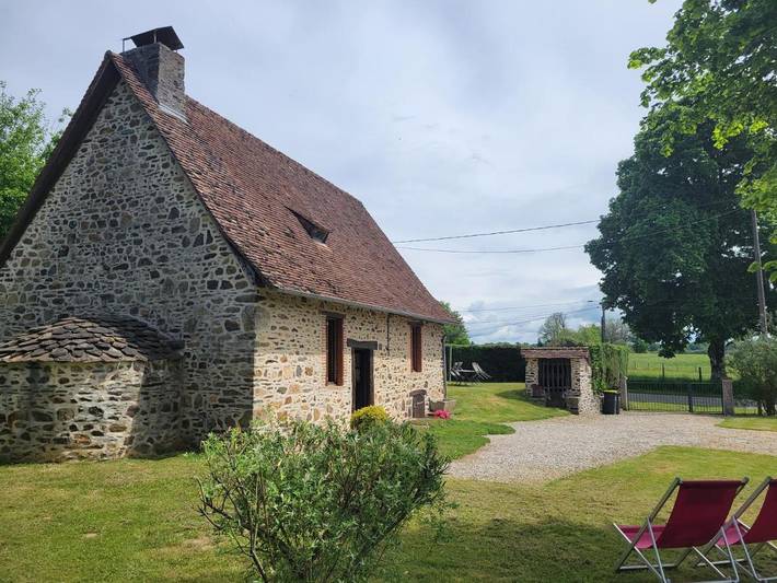 Gîte pour 3 personnes, avec terrasse ainsi que jardin et vue à Salon-la-Tour