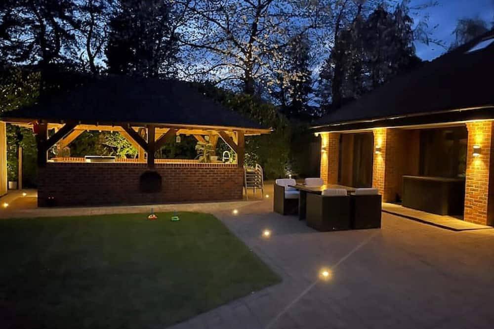 A Warm Welcoming Cosy Bungalow, 10 mins to Windsor in Farnham Royal, Buckinghamshire