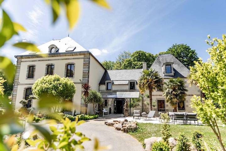 Hôtel pour 5 personnes, avec Terrasse et Jardin ainsi que Piscine et Sauna à Quimper