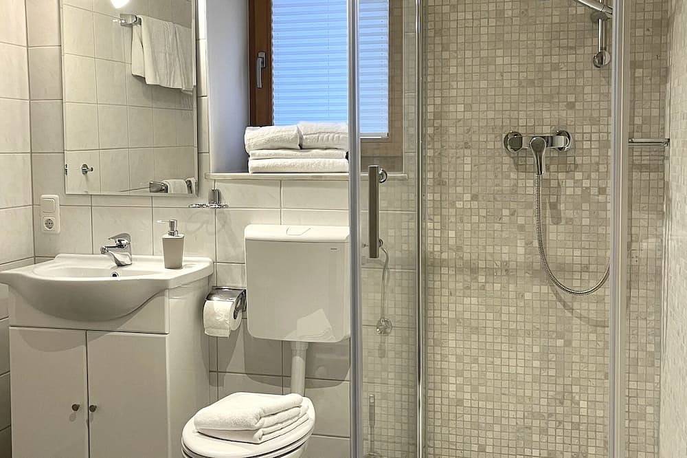 Entire apartment, Spacious apartment with sun terrace in the immediate vicinity of the lake in Bad Wiessee, Bavarian Alps