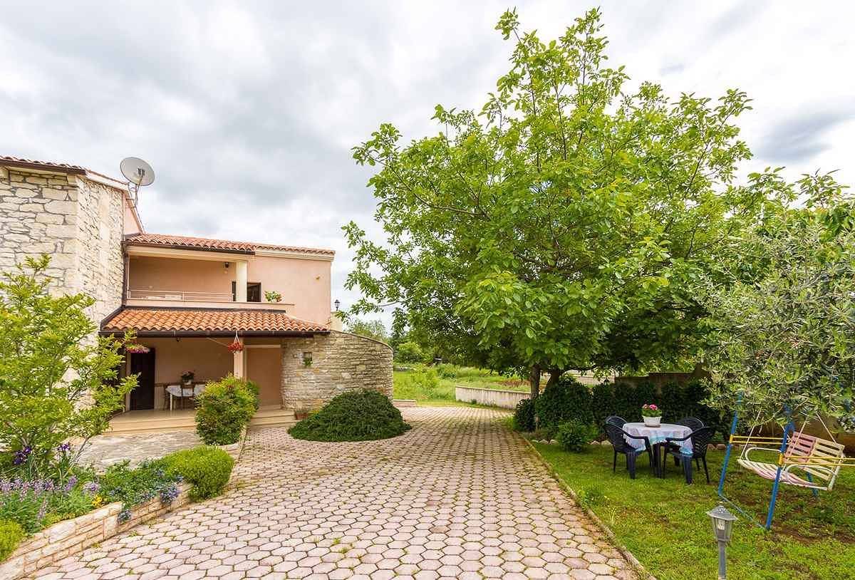 Ganze Ferienwohnung, Ferienwohnung mit schönem überdachtem Balkon  in Marčana, Südküste Istrien