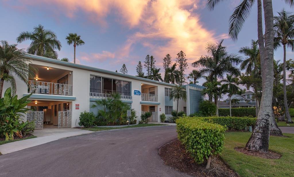 Ganze Wohnung, Eine großartige Aussicht auf den Pool! Schritte zum Strand und Pier. Gehen Sie bis zur 3rd St in Naples Beach, Naples (Florida)