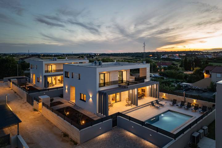 Villa pour 10 personnes, avec balcon à Nin