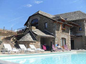 Gîte pour 4 personnes, avec jacuzzi et piscine ainsi que jardin et balcon dans l' Aveyron