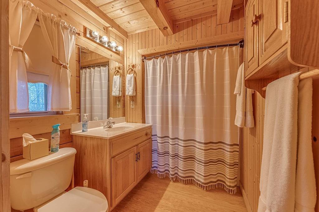 Beautiful Lake Front Log Cabin with Dock in Polk County NC