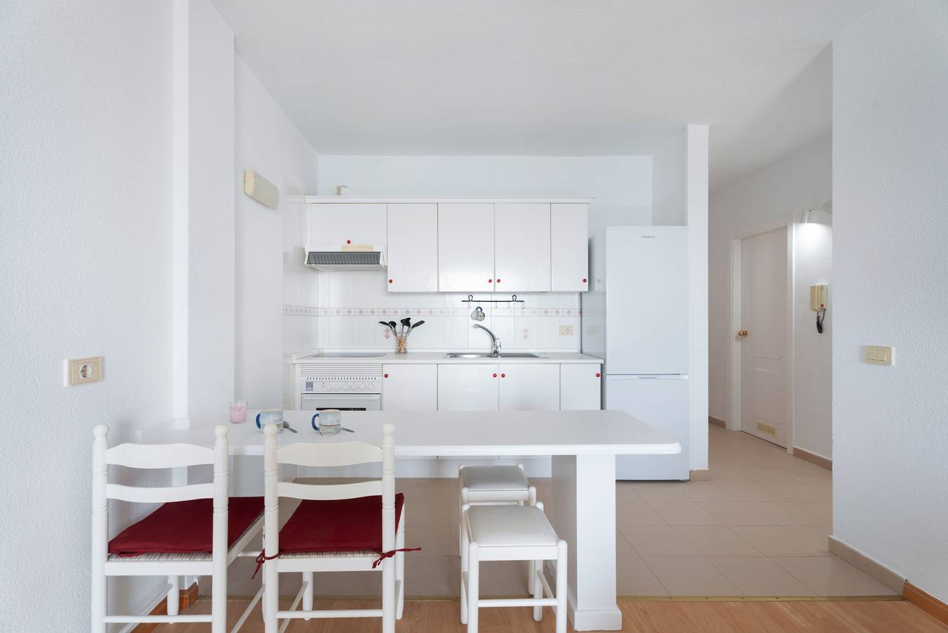 Appartement entier, Vacances 'Bajamar Seaview' avec vue sur la mer, piscine partagée et Wi-Fi in Bajamar, San Cristóbal de La Laguna