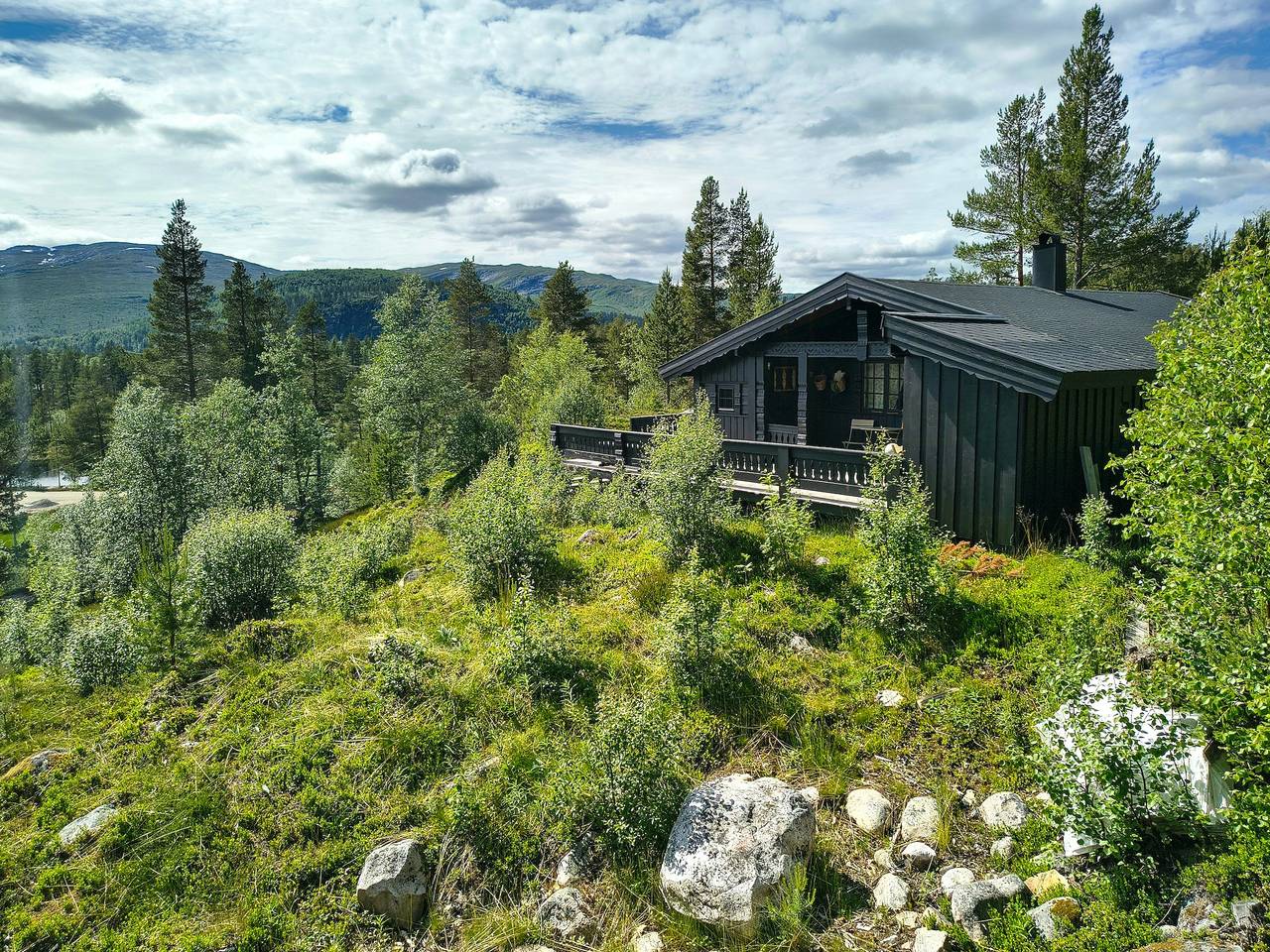 Hütte mit Bogenkonstruktion und Blick auf das Setesdal in Hartevatnet, Bykle