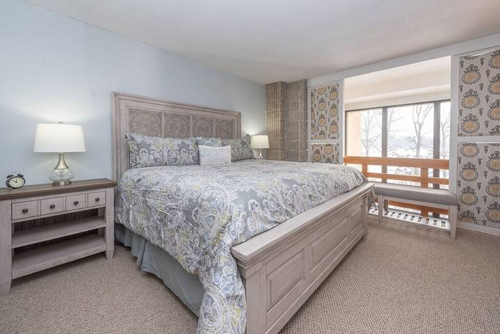 Vacation rental for 4 people, with hot tub and balcony as well as sauna in Deep Creek Lake