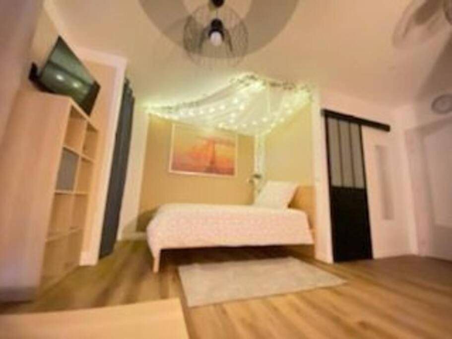 Appartement entier, One-Bedroom Apartment in Saintes, Région de Saintes