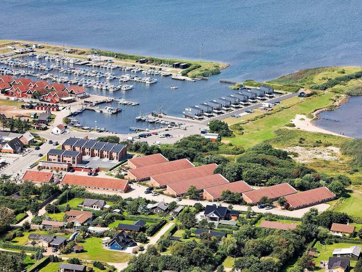 Ferieudlejning for 6 personer, med terrasse i Bork Havn