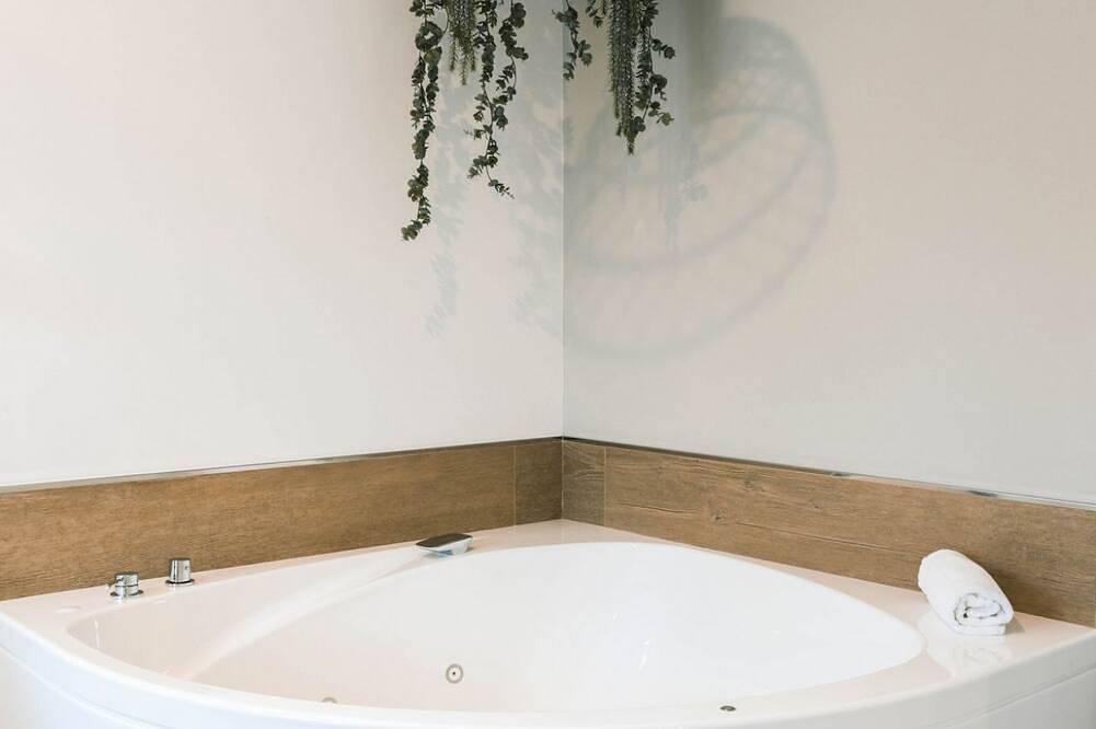 Appartement entier, Apartment for families or couples with double whirlpool bath and garden view. in Villaverde de Pontones, Ribamontán al Monte